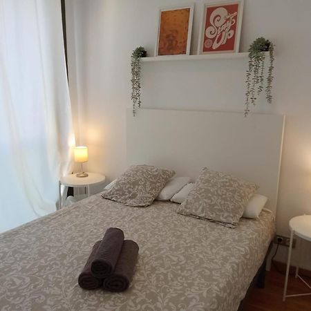 Private Rooms Near Las Ramblas Barcelona Bagian luar foto