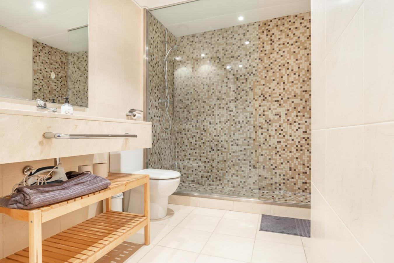 Private Rooms Near Las Ramblas Barcelona Bagian luar foto