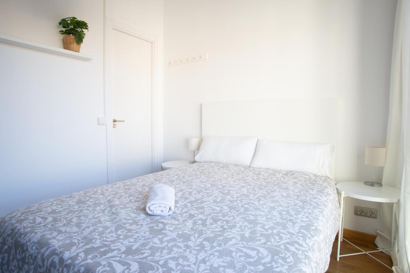 Private Rooms Near Las Ramblas Barcelona Bagian luar foto